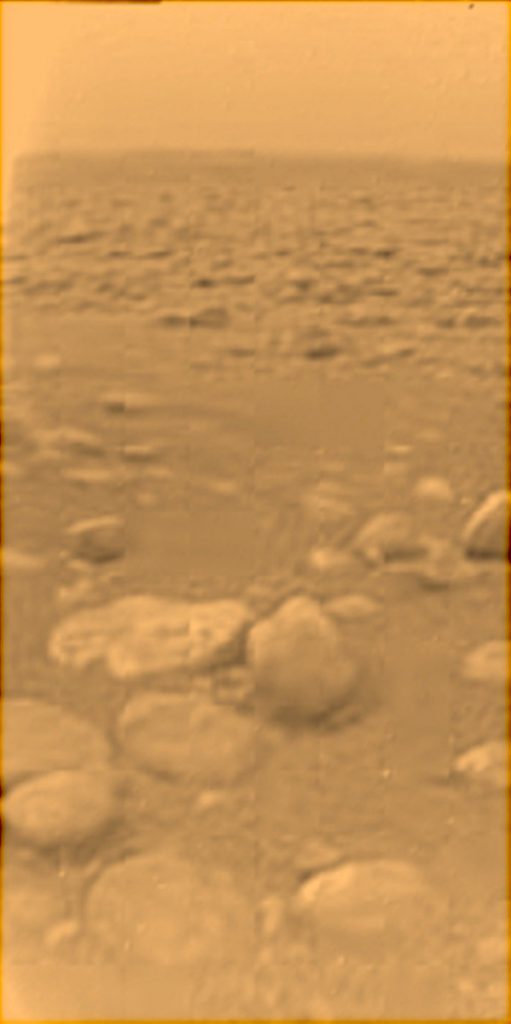 土星の衛星タイタンの地表写真