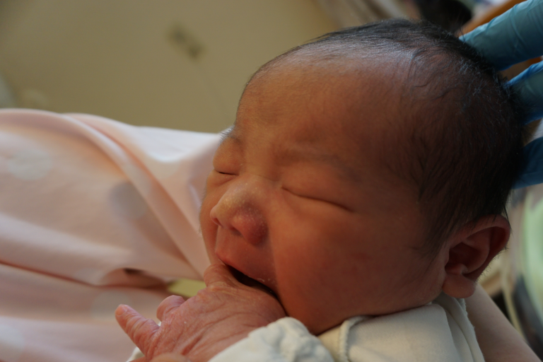 生後、母親に抱かれる赤ちゃんの様子