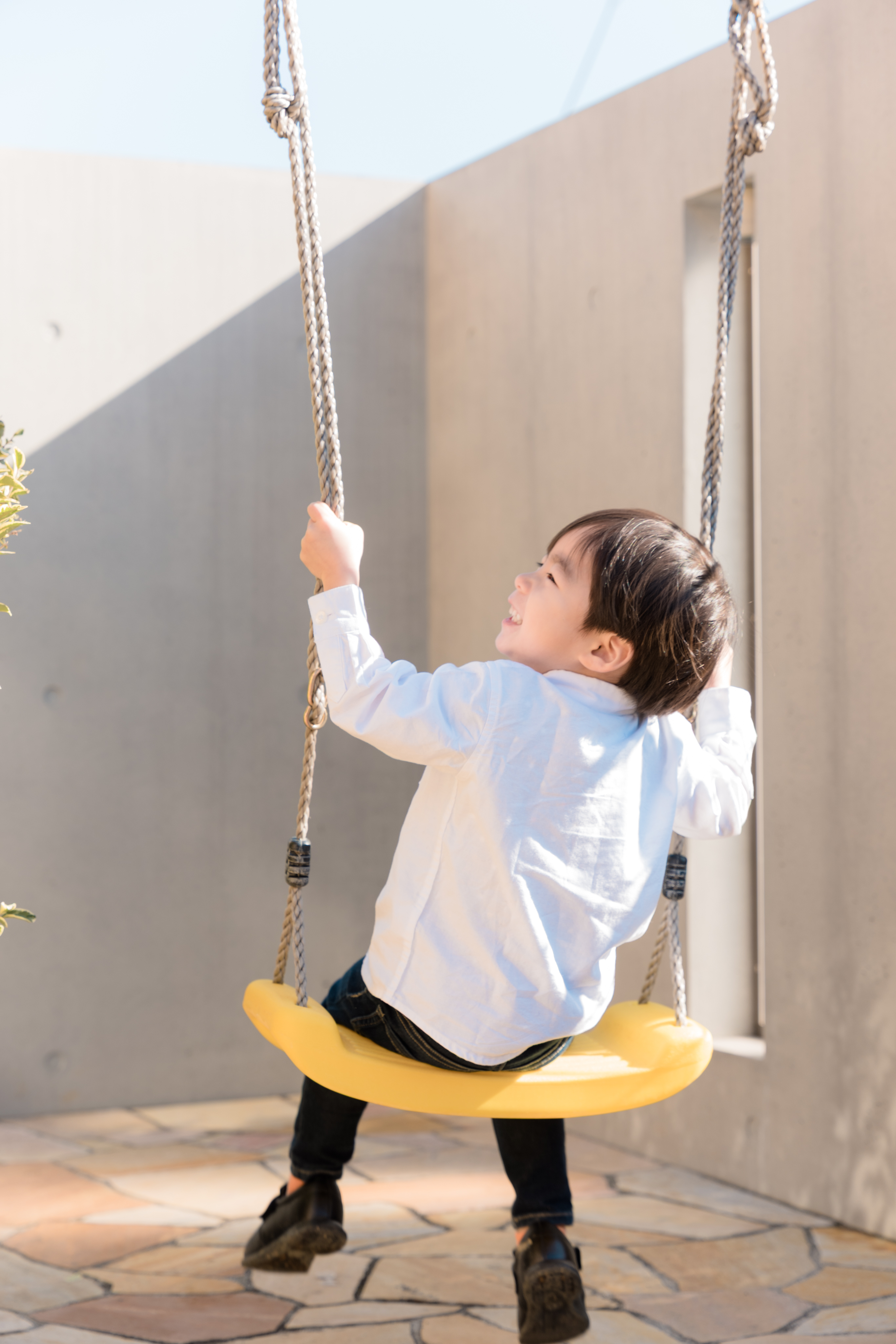 ブランコで遊ぶ子どもの様子