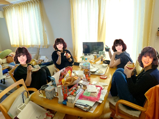 左より長女、3女、4女、次女。秘密作戦会議中。