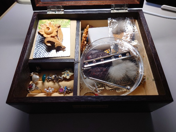 35年前の骨折プレートとミッキーマウスのオルゴール箱