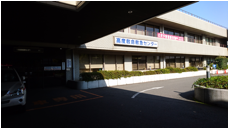 病院の車寄せと入口付近の外観