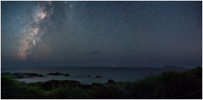 満天の星が輝く夜の海岸の風景