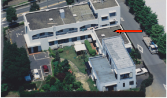 赤い矢印で示された建物の航空写真