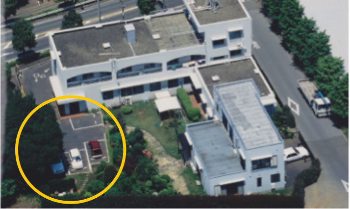黄色い丸で場所が示された建物の航空写真