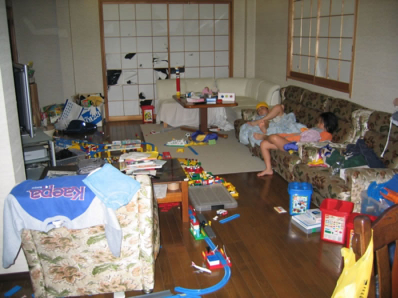 荷物が散乱した和室の様子