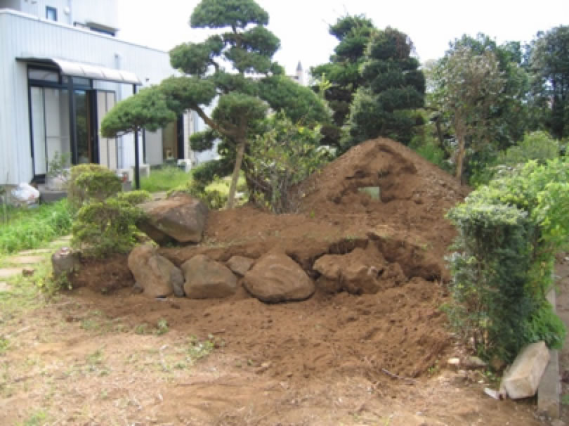 土が積まれ造成中の庭