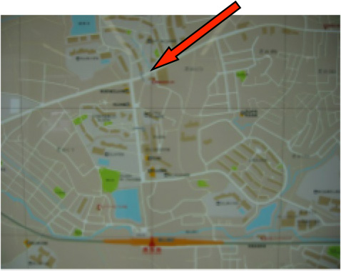 赤い矢印が書き込まれた周辺地図のコピー