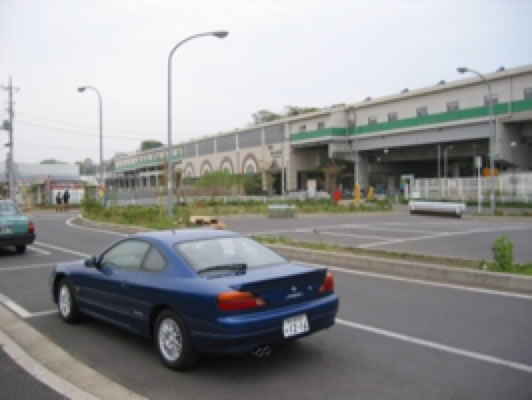 高架道路のある通りと走行中の車