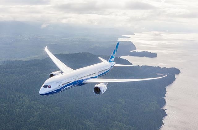 海岸線上空を飛行する旅客機
