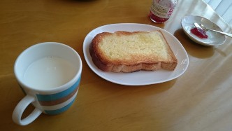 牛乳とトーストの朝食