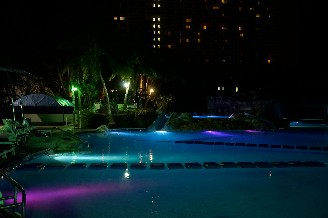 ライトアップされたリゾートプールの夜景