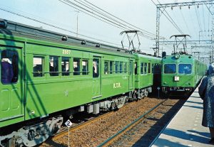 駅に停車する緑色の電車