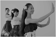 フラダンスを踊る女性たちの白黒写真
