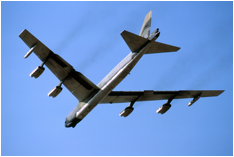 青空を飛ぶ軍用爆撃機