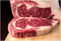 まな板の上に置かれた牛肉のステーキ