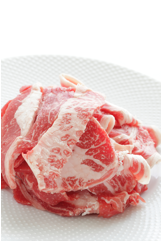 薄切りにされた生の霜降り肉