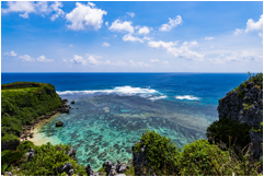 エメラルドグリーンの海が広がる入り江の風景