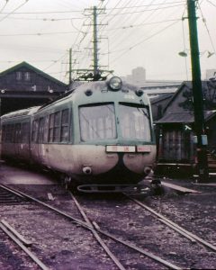 駅に停車するレトロな銀色の電車
