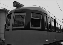 白黒写真に写る昔ながらの電車の前面