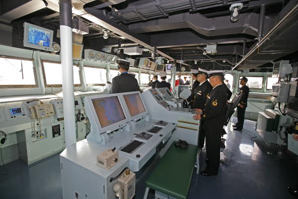海上自衛隊護衛艦「ひゅうが」の艦橋内部で作業する乗組員たちの写真
