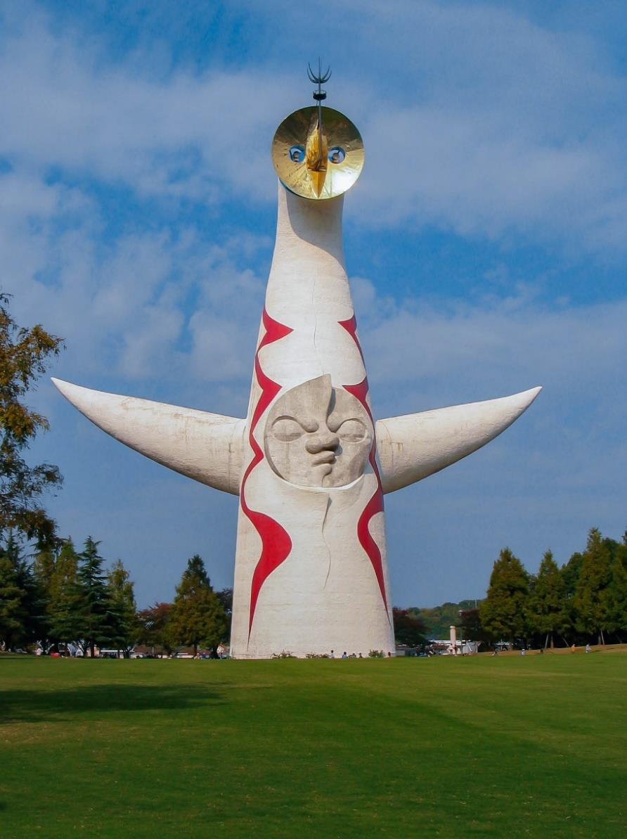 公園に立つ太陽の塔の全景写真