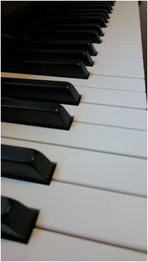 斜めから見たピアノの鍵盤