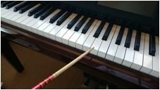 鉛筆が置かれたピアノの鍵盤
