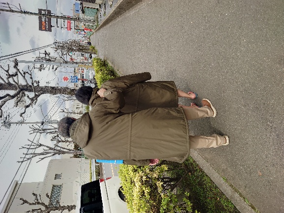 屋外を並んで歩く二人の写真（片方は腕に自作の緩衝材カバーを巻いている）