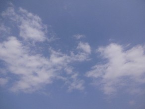 雲が浮かぶ青空