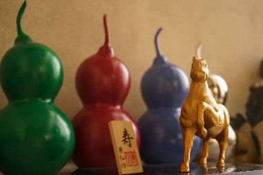 緑・赤のひょうたん型置物と金色の馬の置物