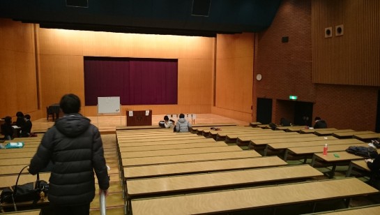 階段状の座席が並ぶ大学の講堂