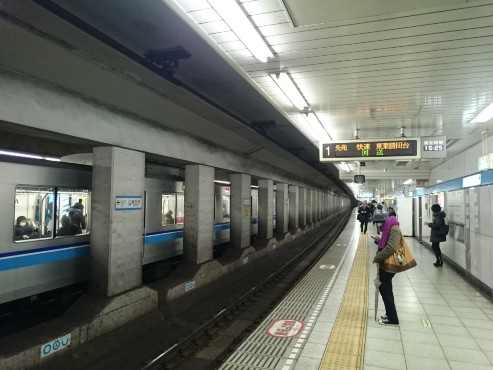 電車を待つ人がいる地下鉄駅のホーム