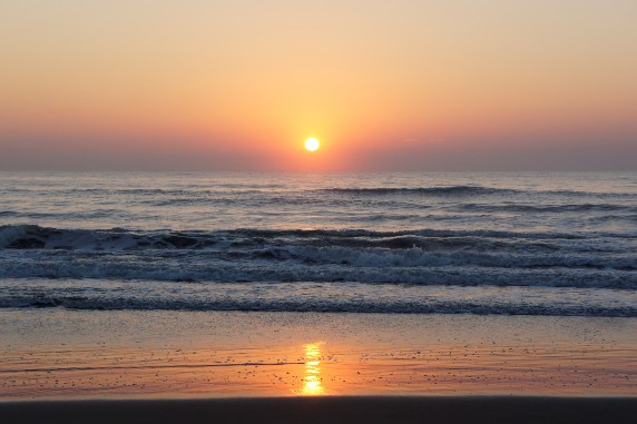 波打ち際に沈む夕日