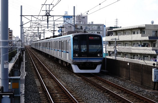 都市部の線路を走る電車