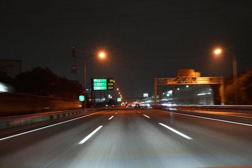 夜間の京葉道路を走行する車内から見た景色の写真
