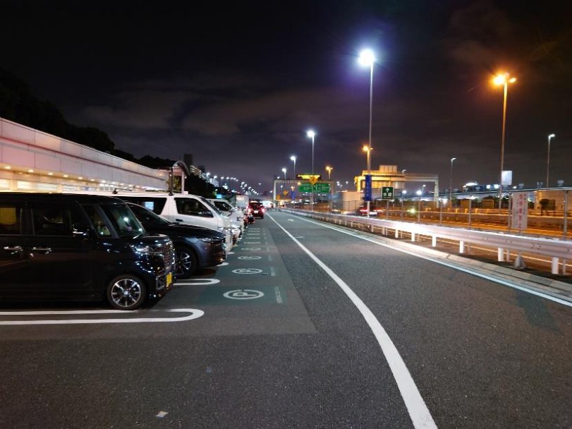 夜間の大井PAに並ぶ車両の写真
