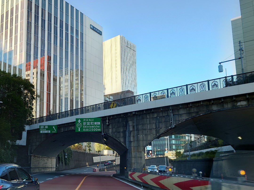 ビル街を通る首都高速道路のランプ