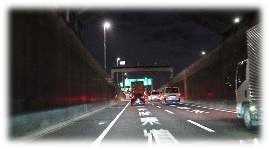光の筋が流れる夜の高速道路の写真