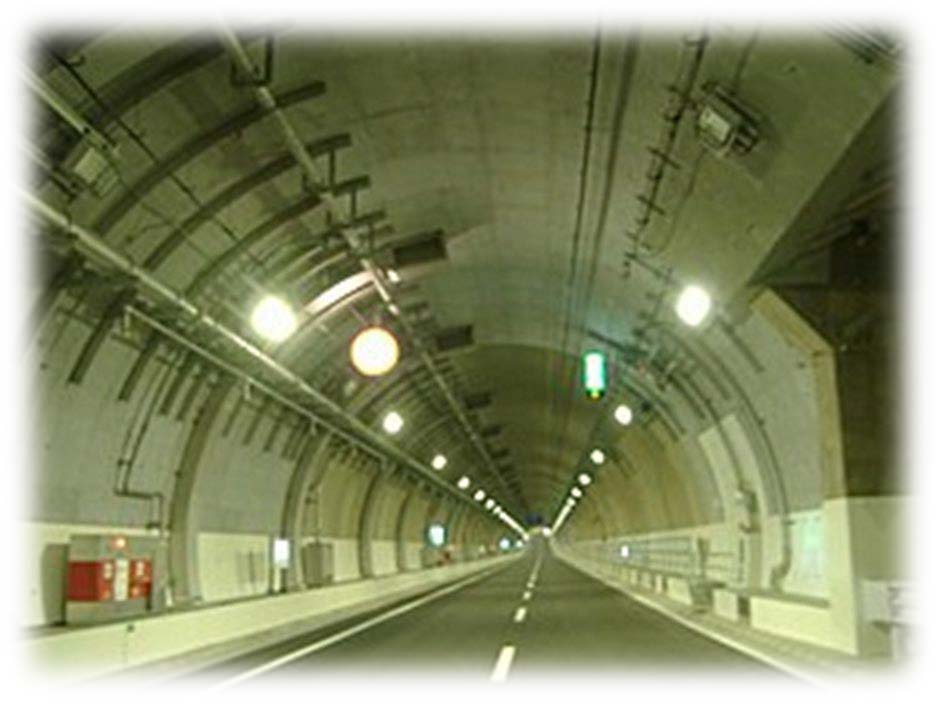 首都高速道路のトンネル内部の写真