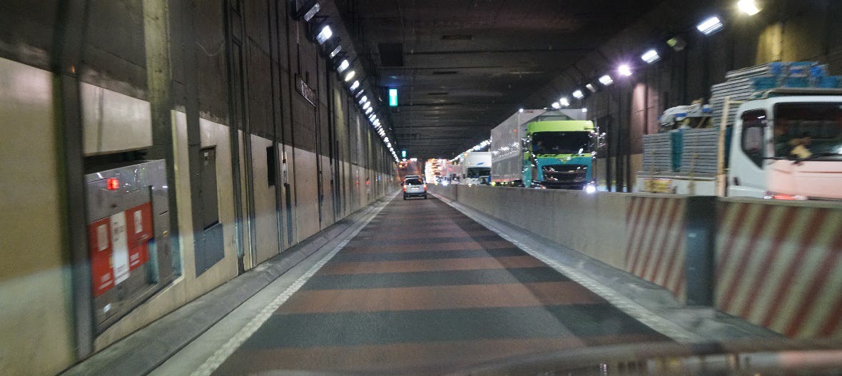 車両が走行するトンネル内の首都高速道路