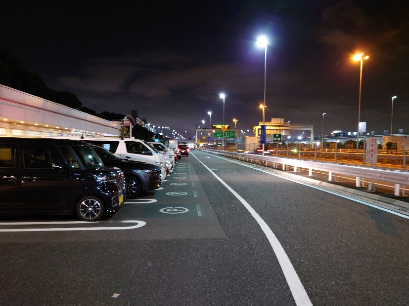 夜間の駐車場に停められた車両の様子