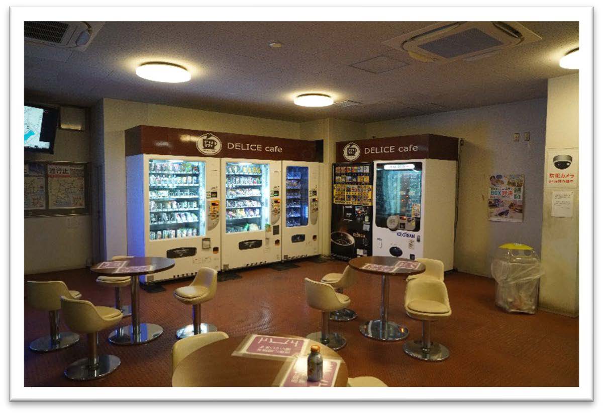 自動販売機と休憩用の座席があるパーキングエリアの店内