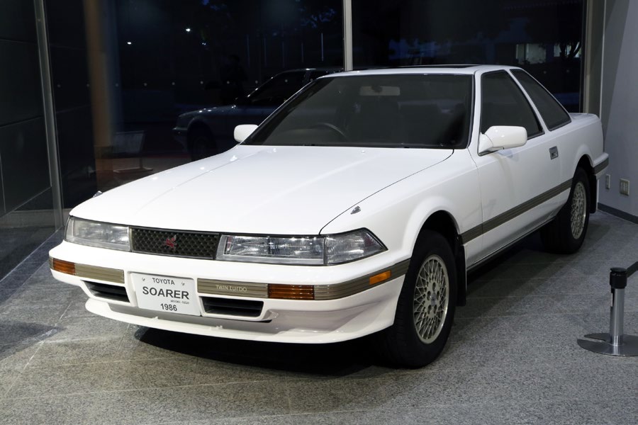 ショールームに展示された白いトヨタ・ソアラ