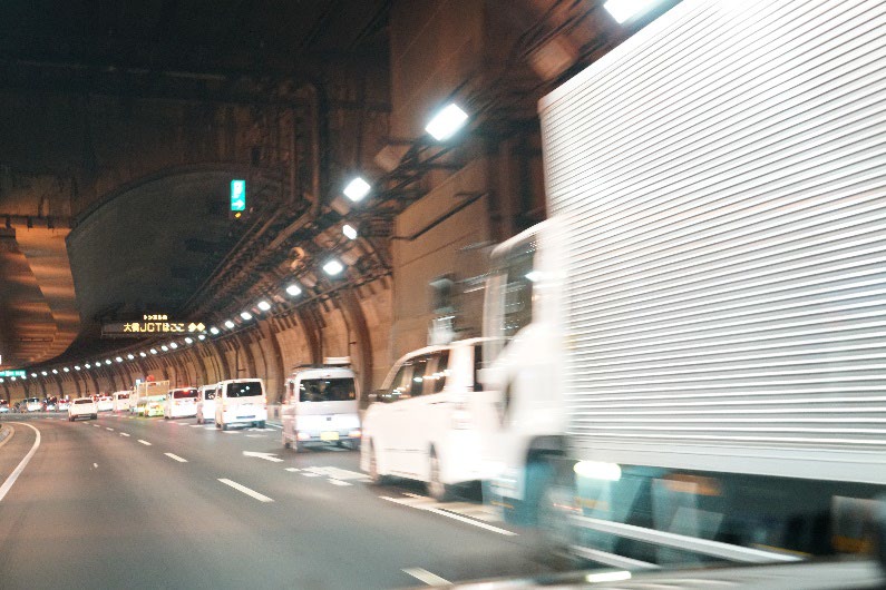 トンネル内を走行するトラックの流し撮り写真