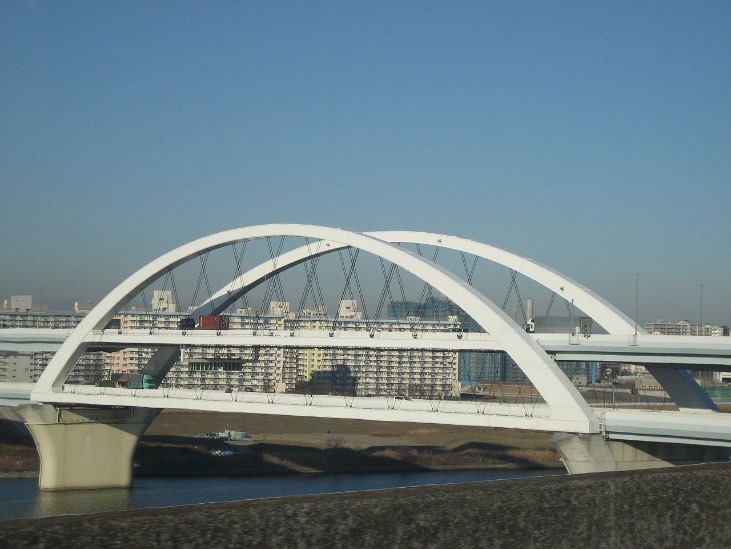 川にかかる白いアーチ橋の写真