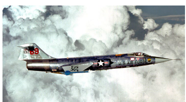 雲の中を飛行する戦闘機の写真