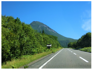 山々を望む田舎道の写真