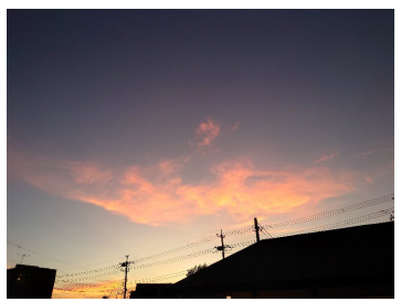 電線が写る夕焼け空の風景