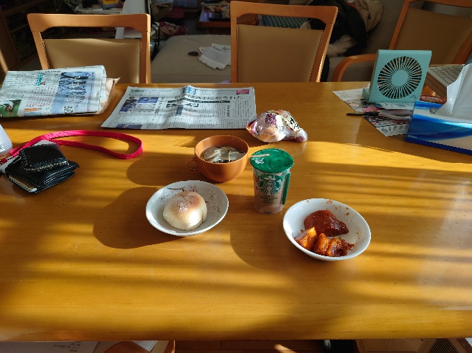 木目の机に並べた朝食の写真